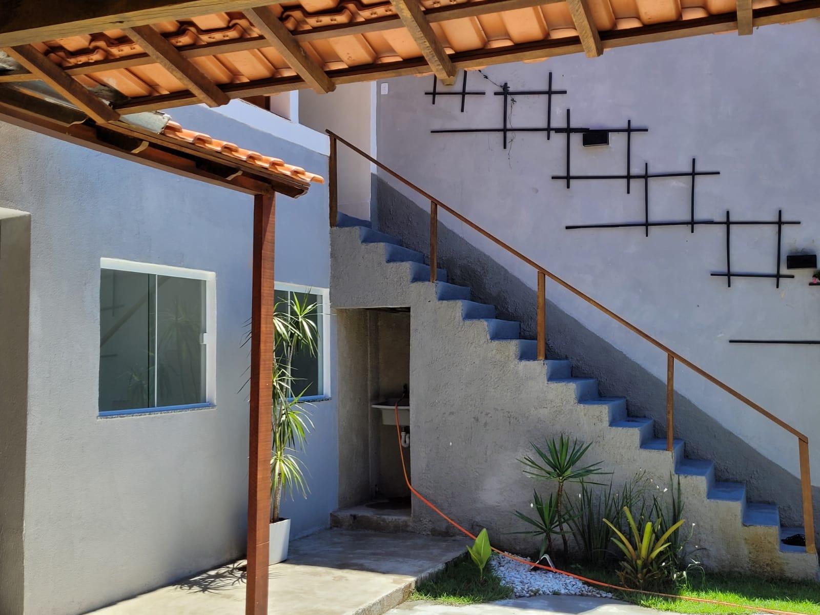 Casa térrea com 3 quartos garagem para 2 carros !!!