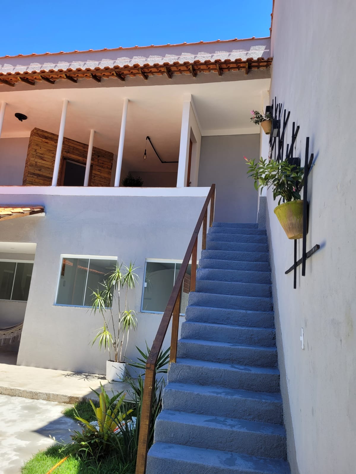 Casa térrea com 3 quartos garagem para 2 carros !!!