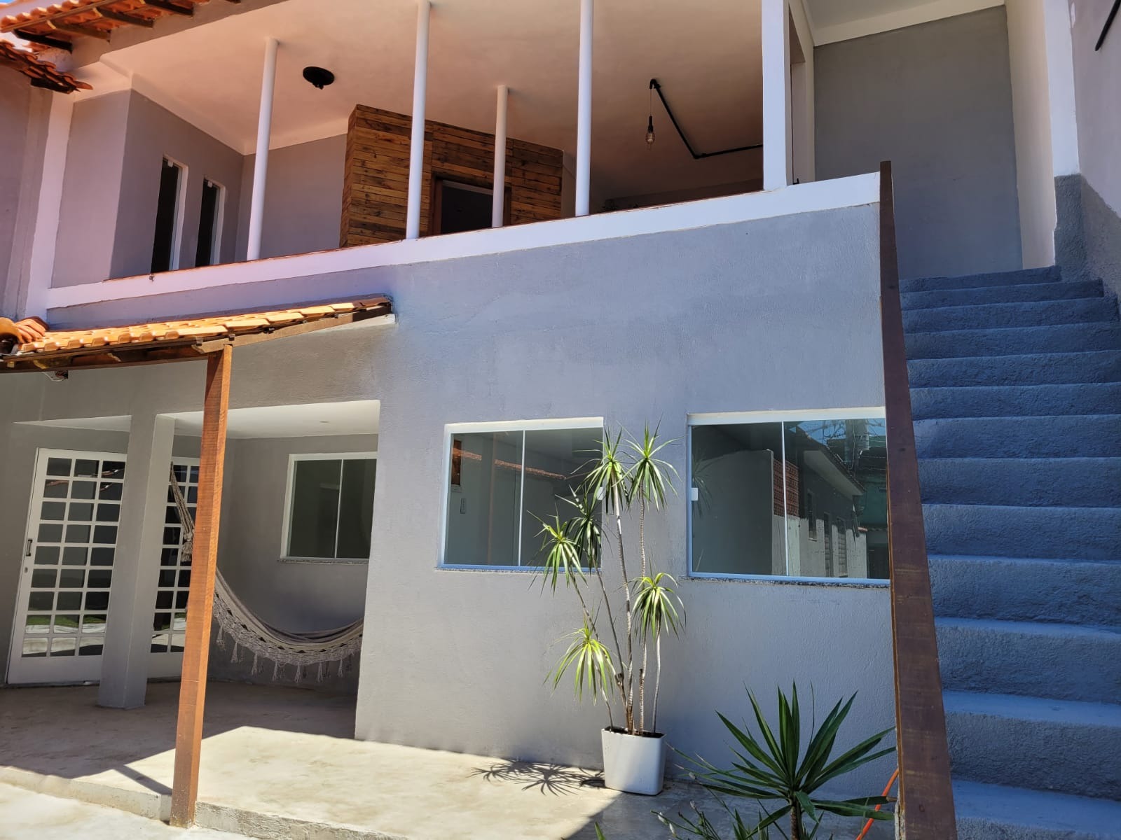 Casa térrea com 3 quartos garagem para 2 carros !!!