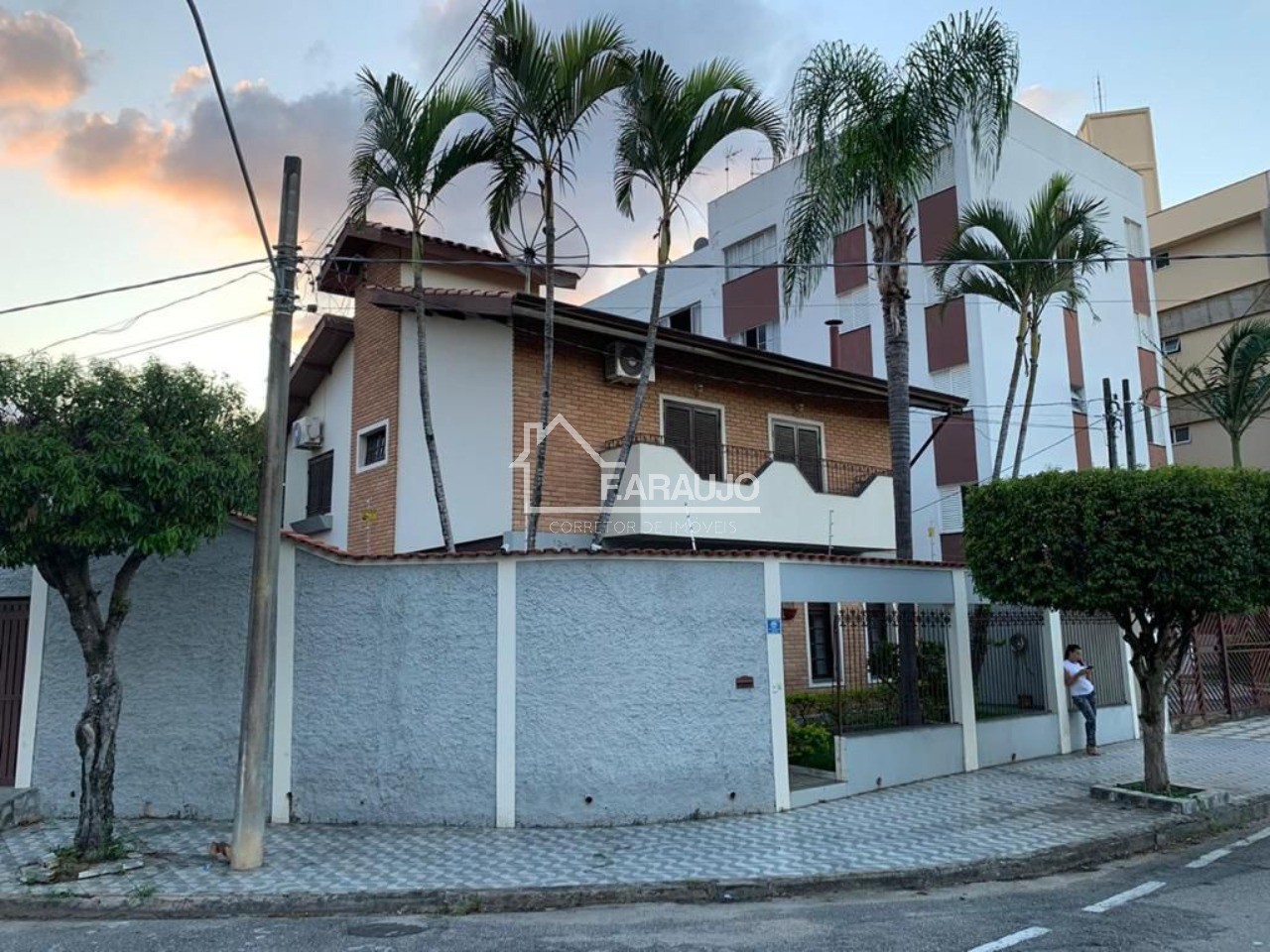Casa à venda com 4 quartos, 234m² - Foto 1