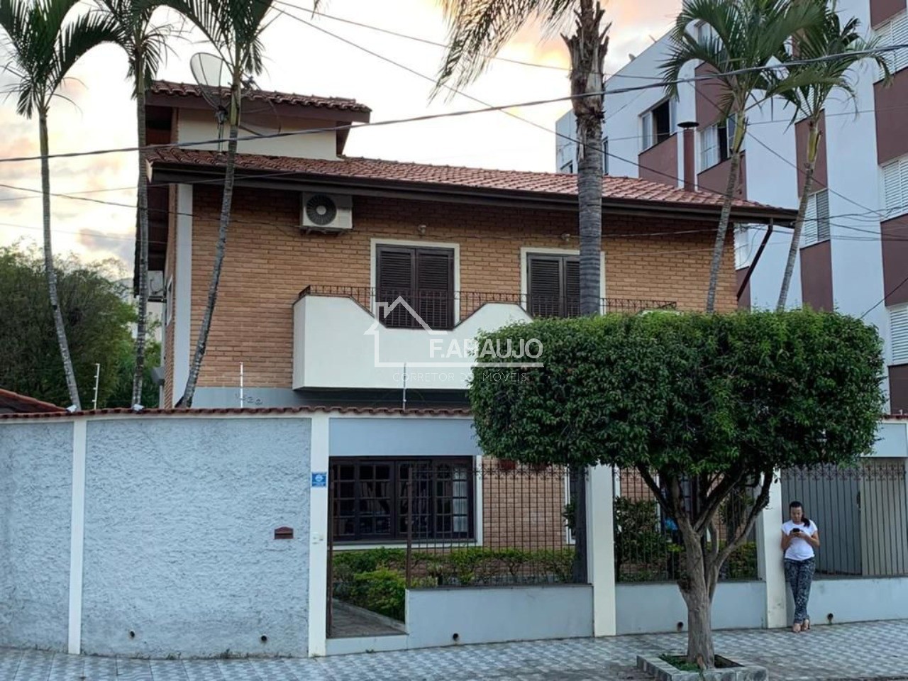 Casa à venda com 4 quartos, 234m² - Foto 2