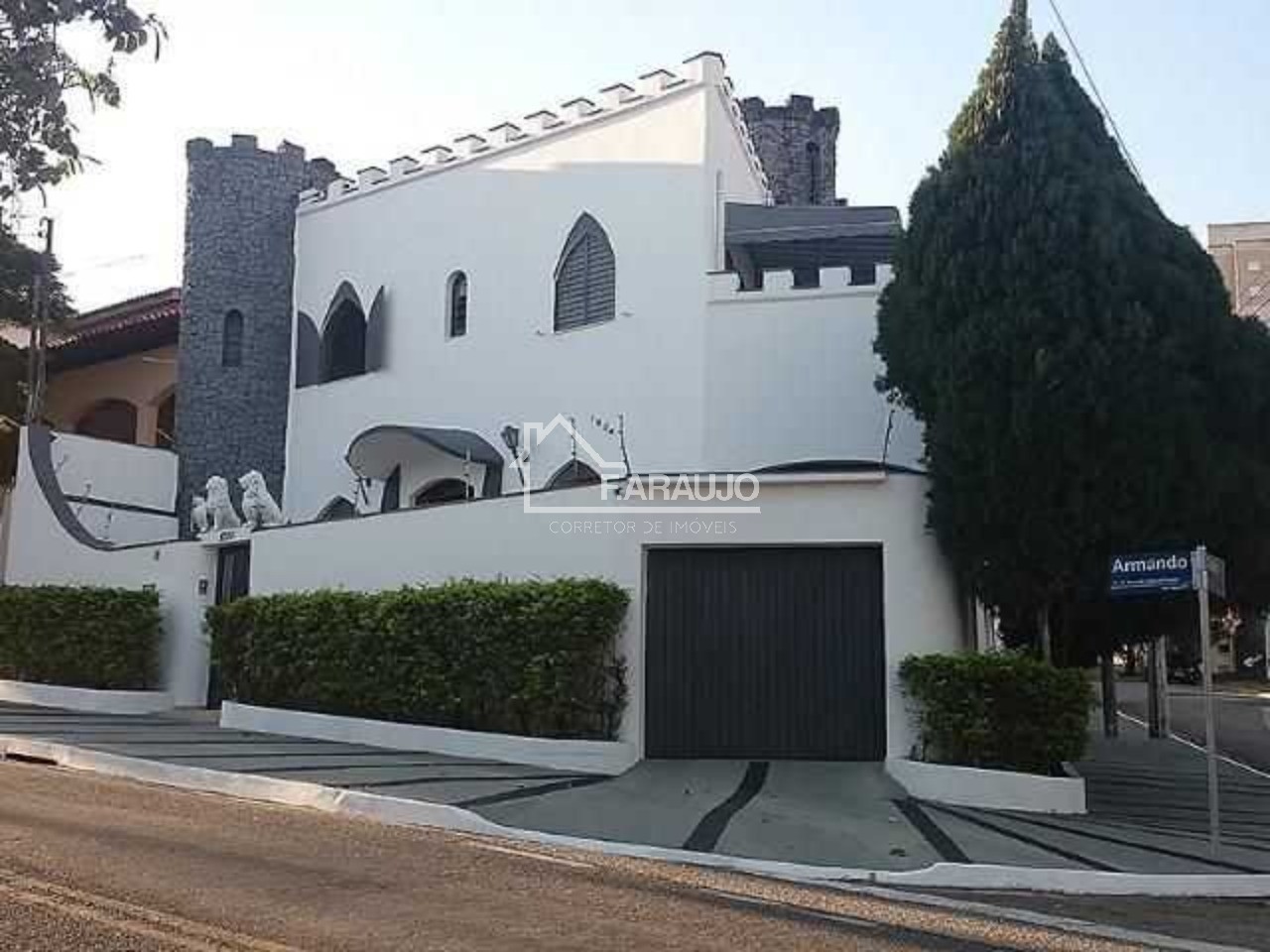 Casa à venda com 3 quartos, 185m² - Foto 1