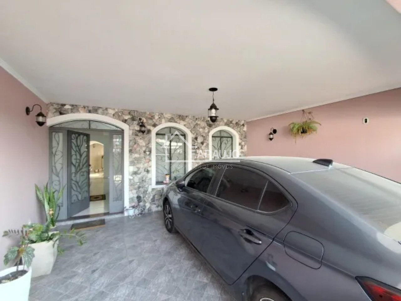 Casa à venda com 3 quartos, 234m² - Foto 1