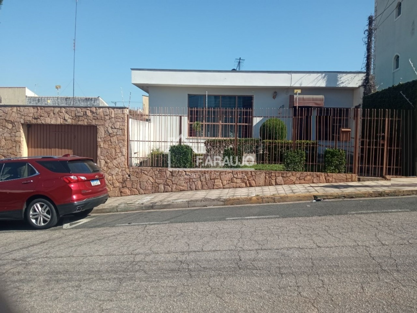 Casa à venda com 4 quartos, 225m² - Foto 1