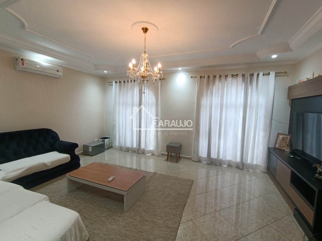 Casa, 4 quartos, 243 m² - Foto 1