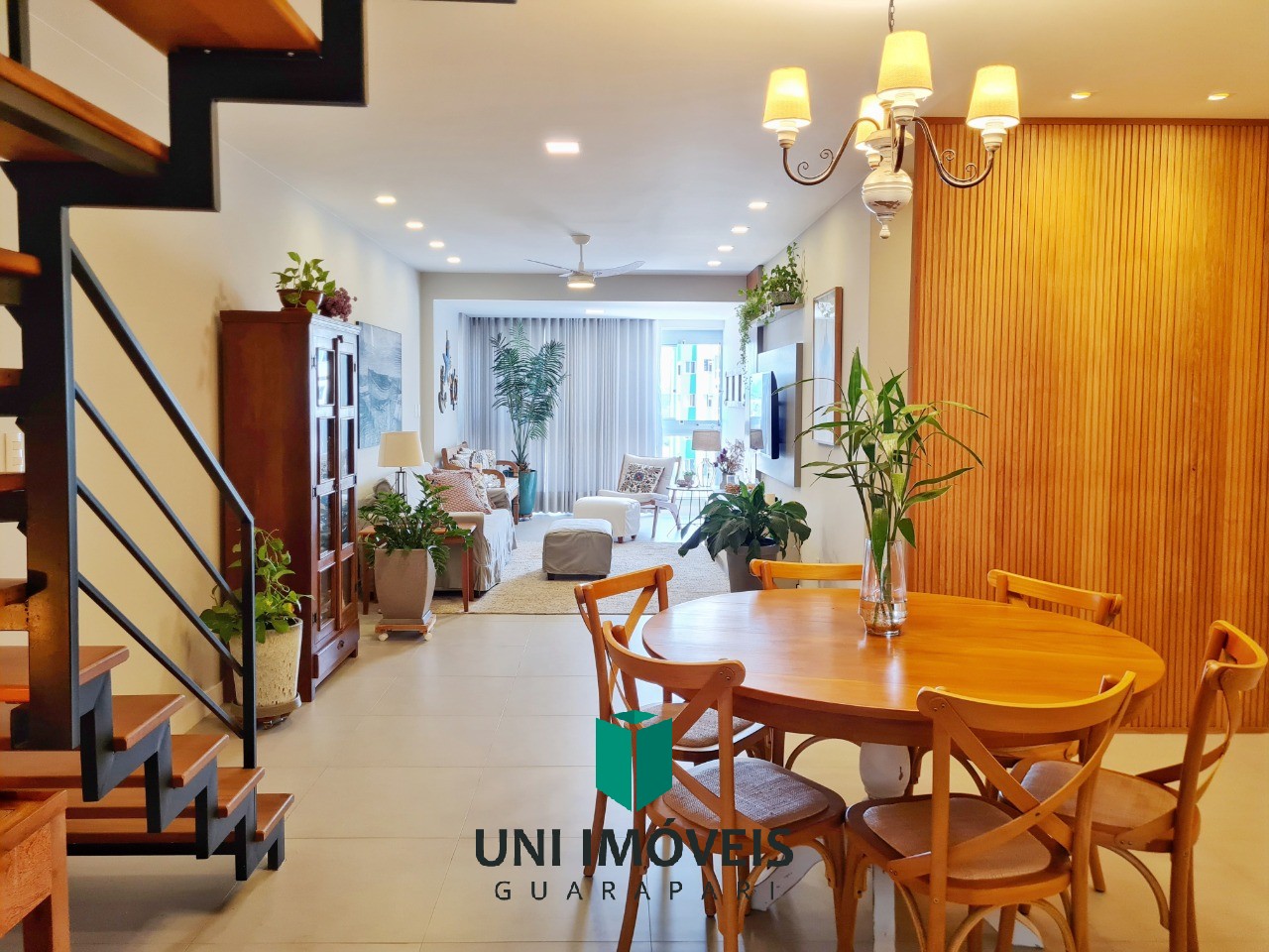 Linda Cobertura duplex finamente reformada 04 quartos 02 vagas a venda no Centro de Guarapari