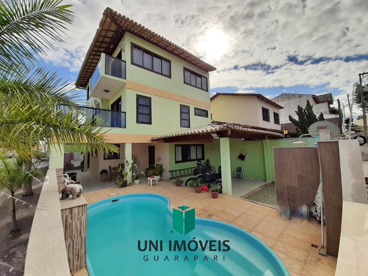Maravilhosa casa triplex com lazer completo a venda no bairro Itapebussu - Guarapari