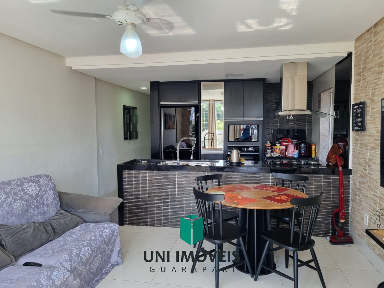Charmoso apartamento totalmente reformado, 2 quartos com suíte, elevador e área lateral na Praia do Morro