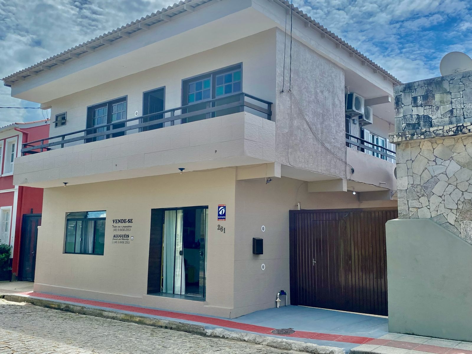 Oportunidade Única: Pousada Histórica à venda em Garopaba-SC, a 1 Quadra da Praia Central!
