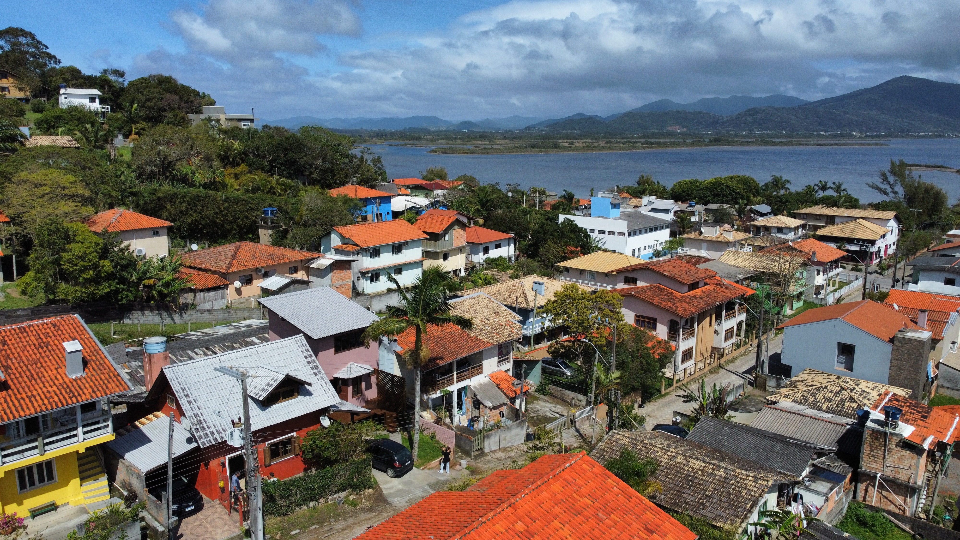 Casa com 3 Dormitórios à venda, 180 m² por R$ 1.300.000,00 Casa com 3 Dormitórios à venda, 180 m² por R$ 1.300.000,00