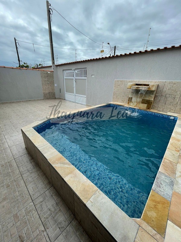 Casa com piscina no bairro plataforma mongaguá, lado pista R