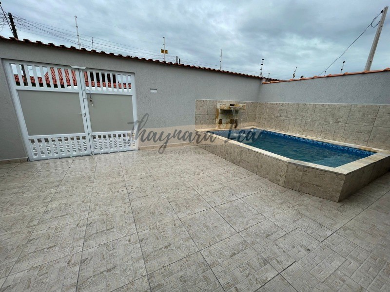 Casa com piscina no bairro plataforma mongaguá, lado pista R