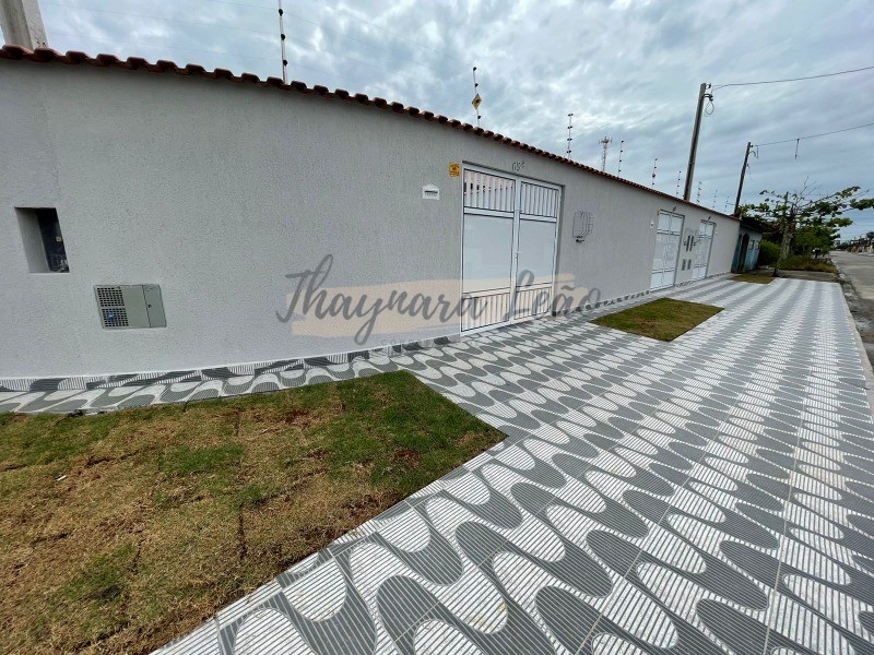 Casa com piscina no bairro plataforma mongaguá, lado pista R