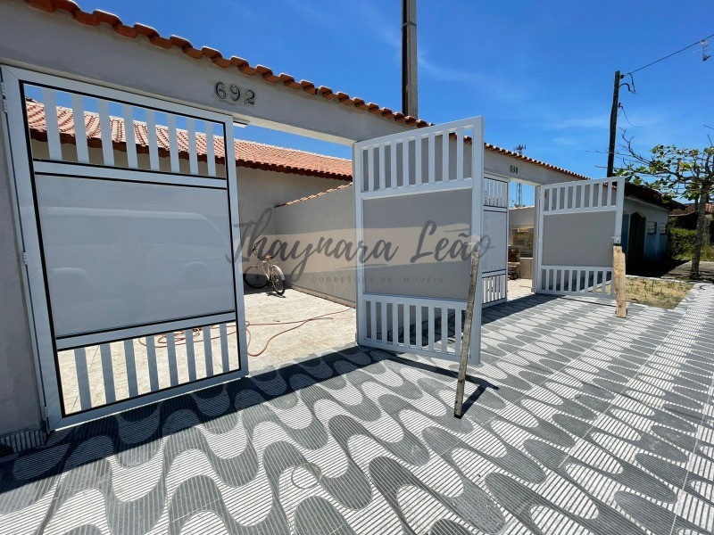 Casa com piscina no bairro plataforma mongaguá, lado pista R