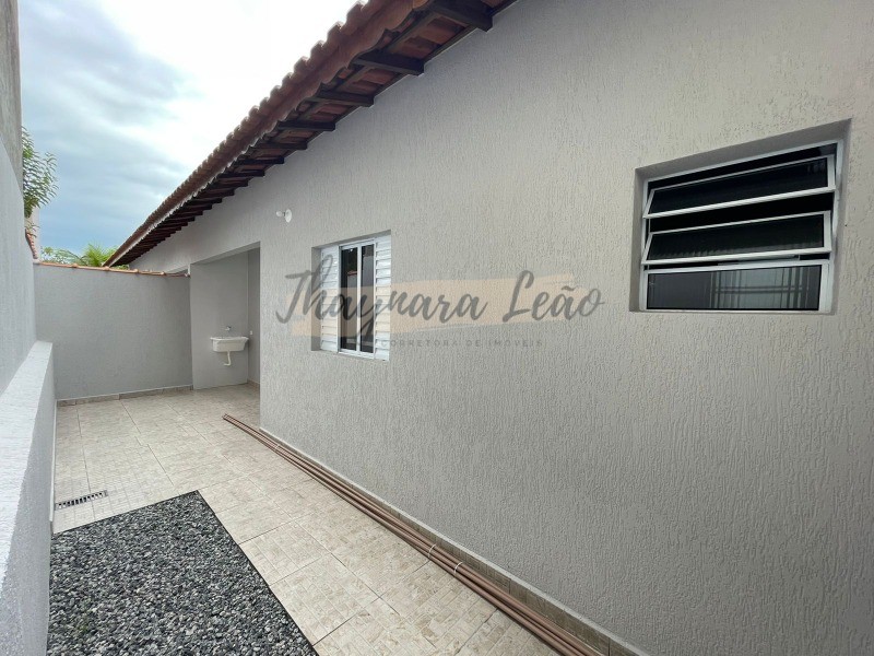 Casa com piscina no bairro plataforma mongaguá, lado pista R