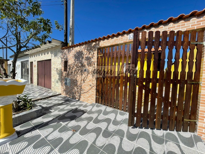 Casa com Piscina 2 Dormitorios no Jardim Praia Grande em Mongaguá R$ 320.000