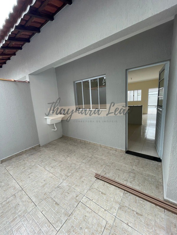 Casa com piscina no bairro plataforma mongaguá, lado pista R