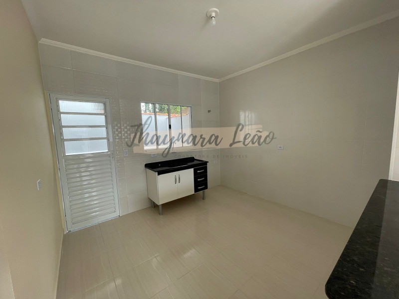 Casa com piscina no bairro plataforma mongaguá, lado pista R