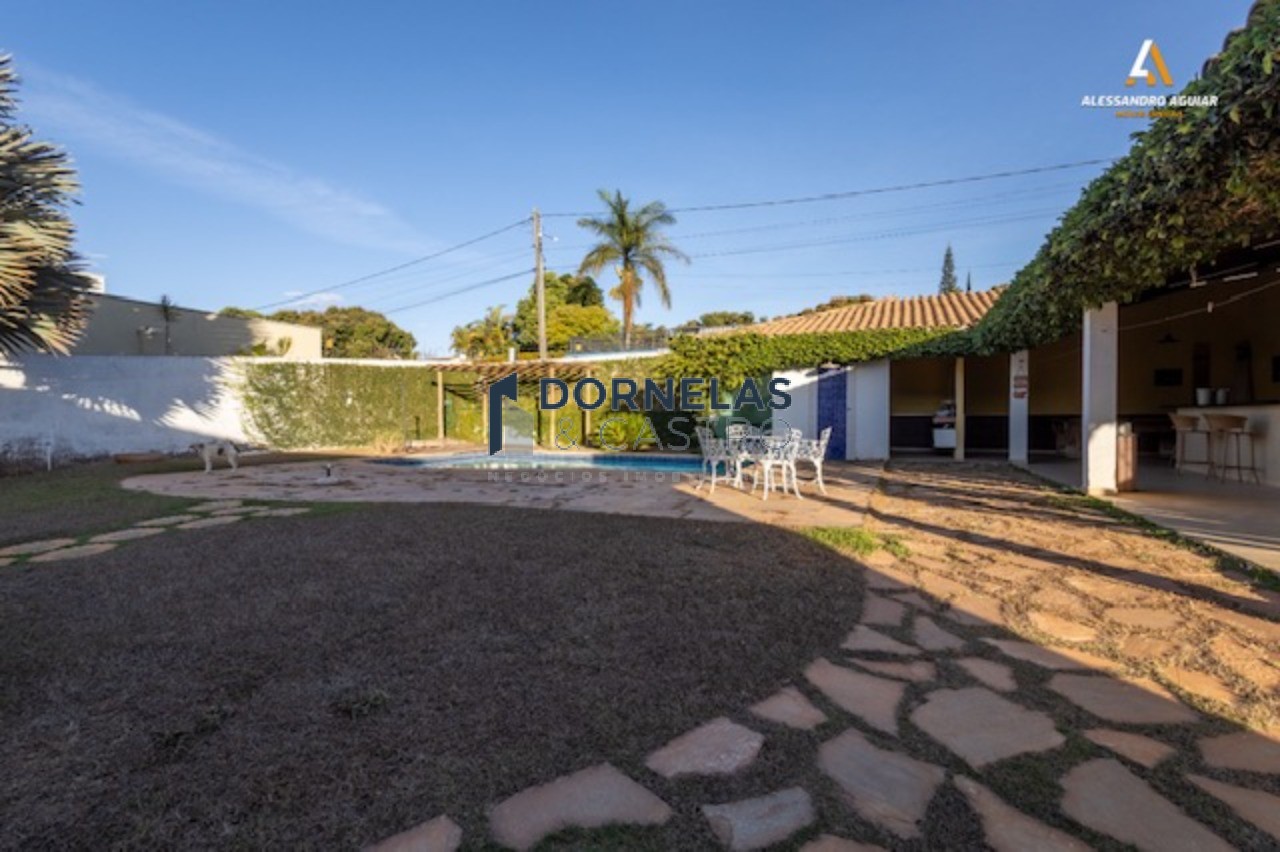 Casa térrea em arniqueira terreno de 950m² estuda troca - va