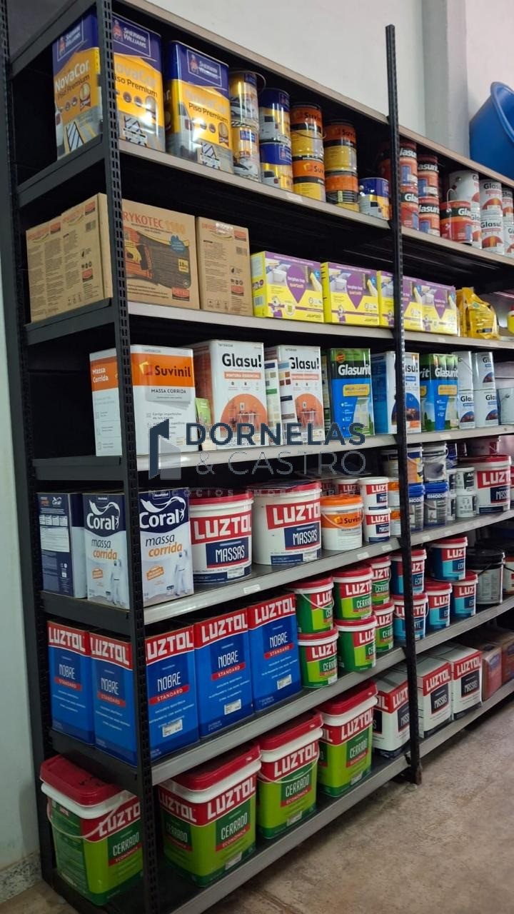 Ponto com loja de material de construção em pleno funcioname