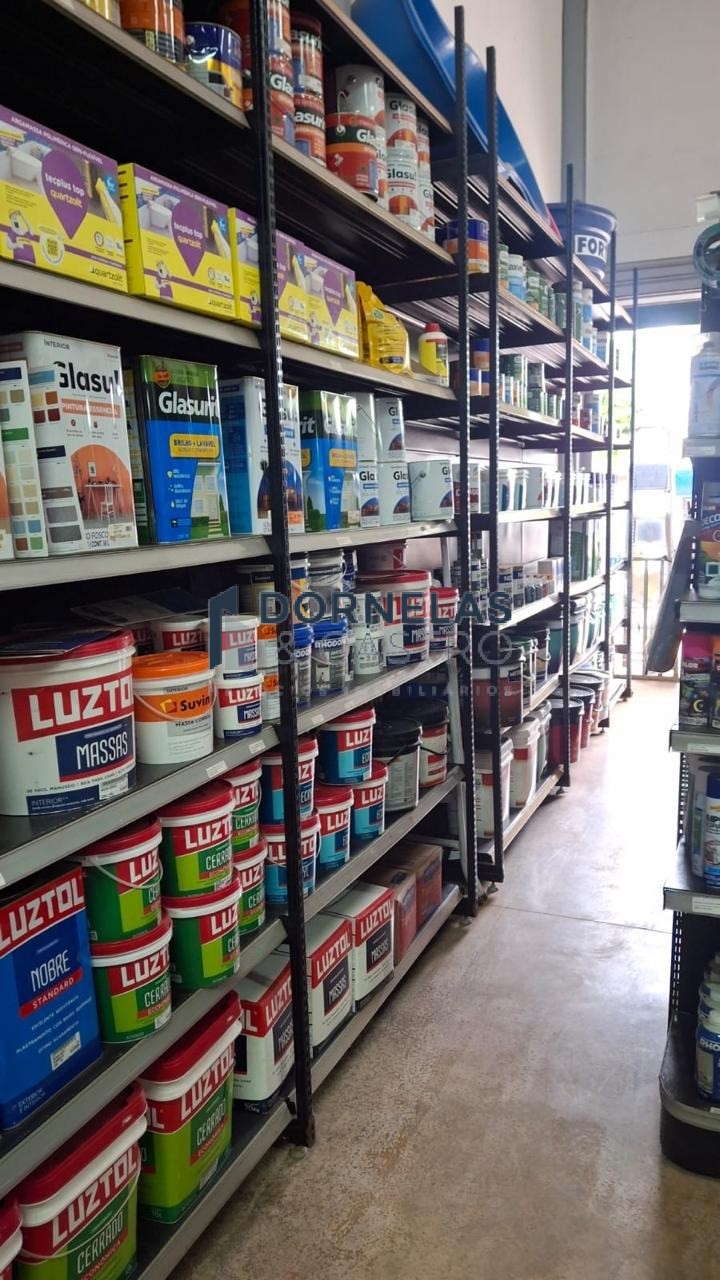 Ponto com loja de material de construção em pleno funcioname