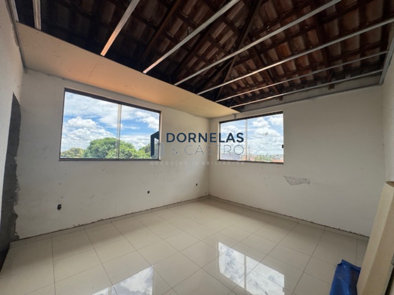 Imóvel versátil comercial e residencial já escriturado, loja na frente e casa nos fundos, estuda troca e pega carro vereda da cruz