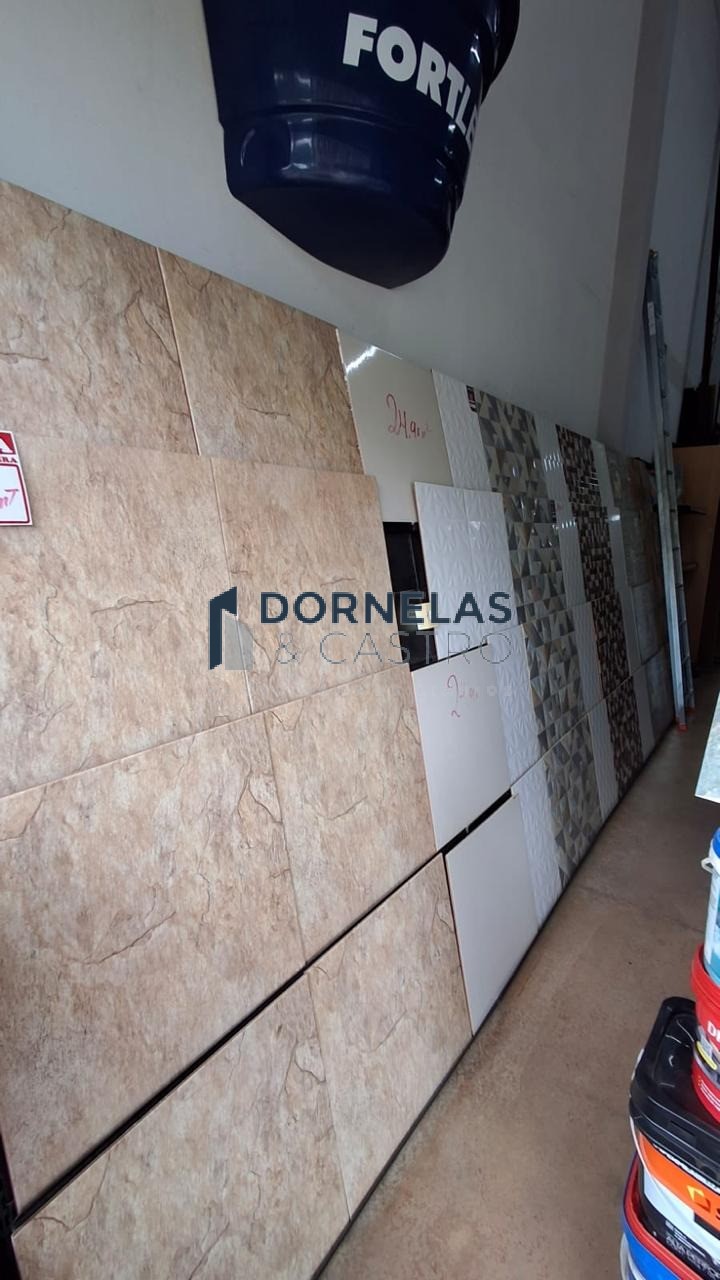 Ponto com loja de material de construção em pleno funcioname