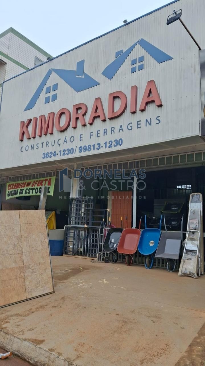 Ponto com loja de material de construção em pleno funcioname