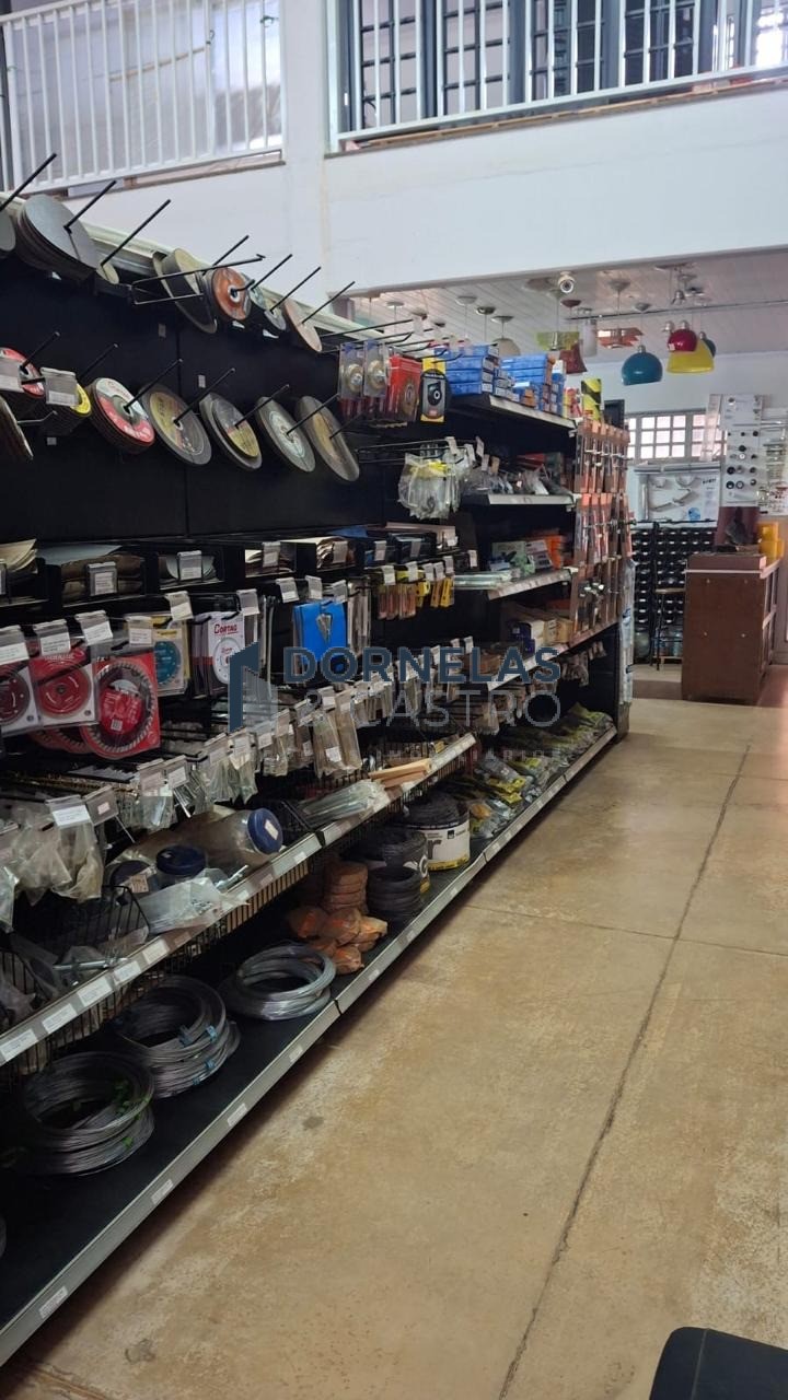 Ponto com loja de material de construção em pleno funcioname