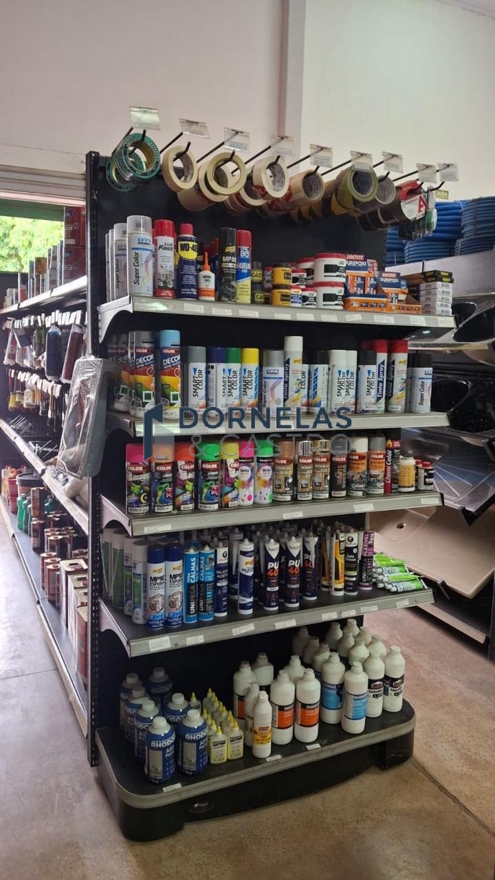 Ponto com loja de material de construção em pleno funcioname