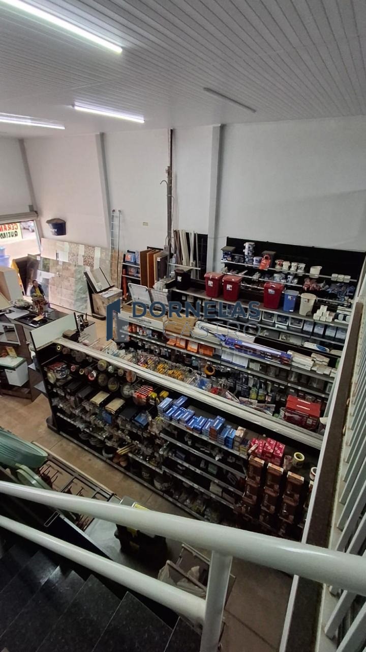 Ponto com loja de material de construção em pleno funcioname