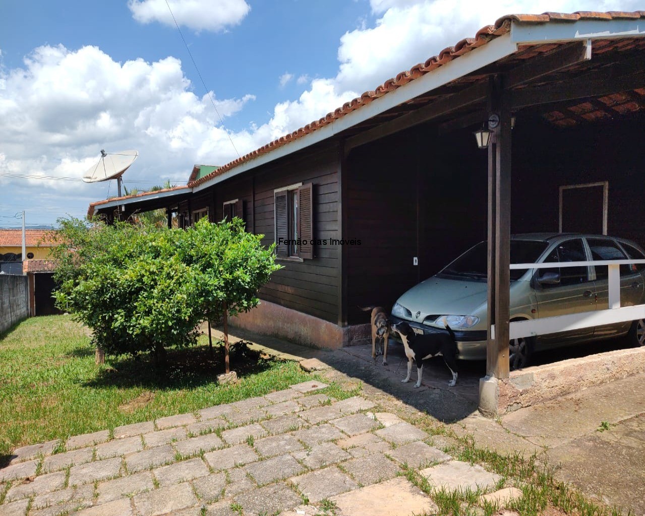 CHALÉ COM 3 DORM. NO CENTRO DE TERRA PRETA.