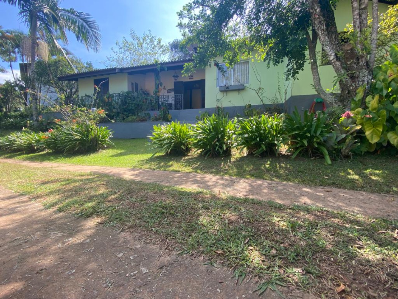 Linda casa térrea, condomínio fechado Clube de Campo Fazenda Tabarã.