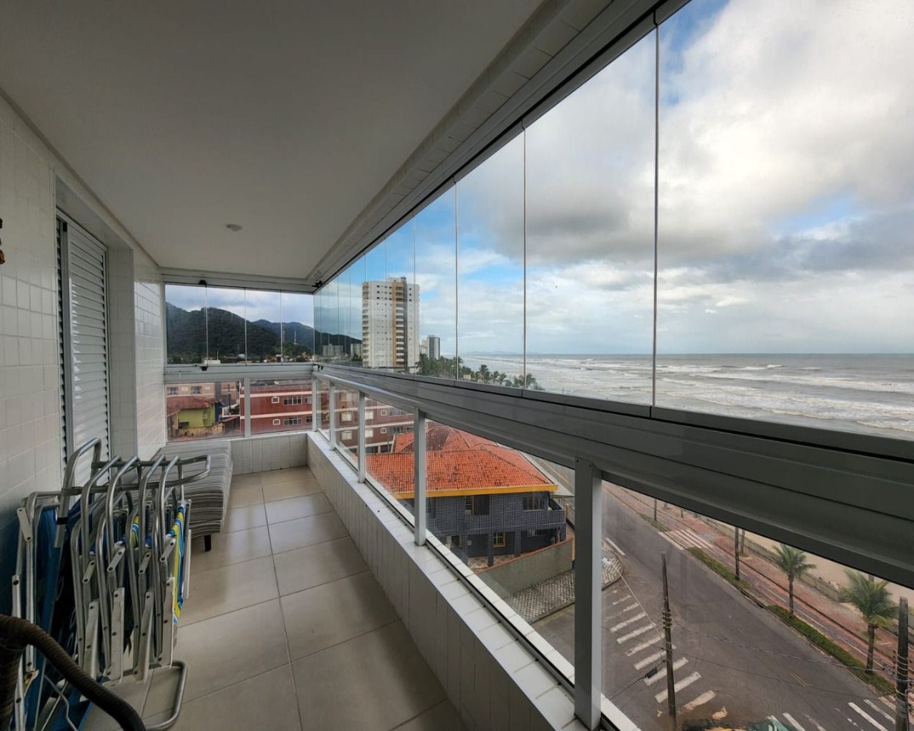 Apartamento 2 dormitórios (1 suíte) em frente ao mar, varanda gourmet envidraçada, móveis planejados, vila atlântica, região central - mongaguá/sp