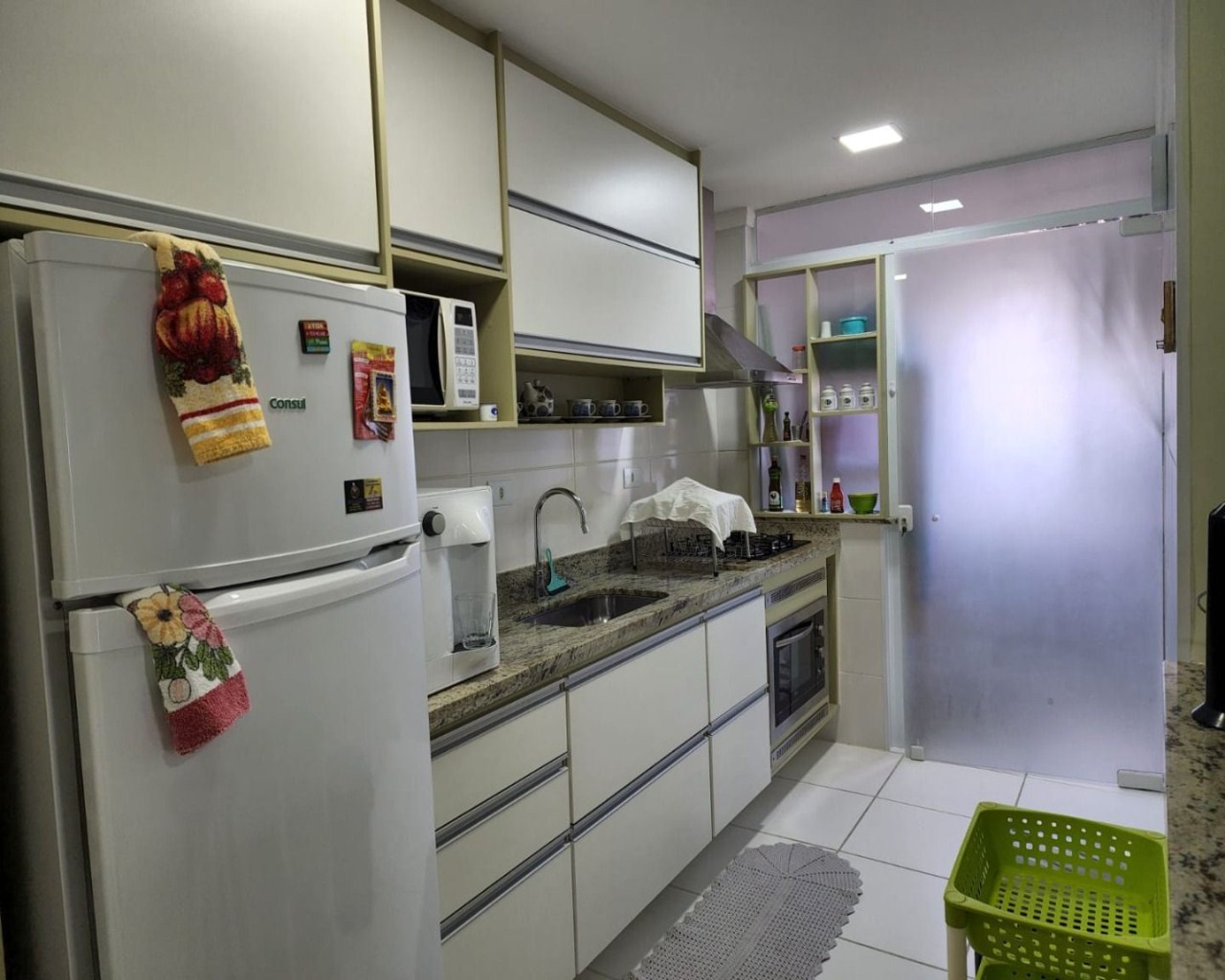 Apartamento 2 dormitórios (1 suíte) em frente ao mar, varanda gourmet envidraçada, móveis planejados, vila atlântica, região central - mongaguá/sp