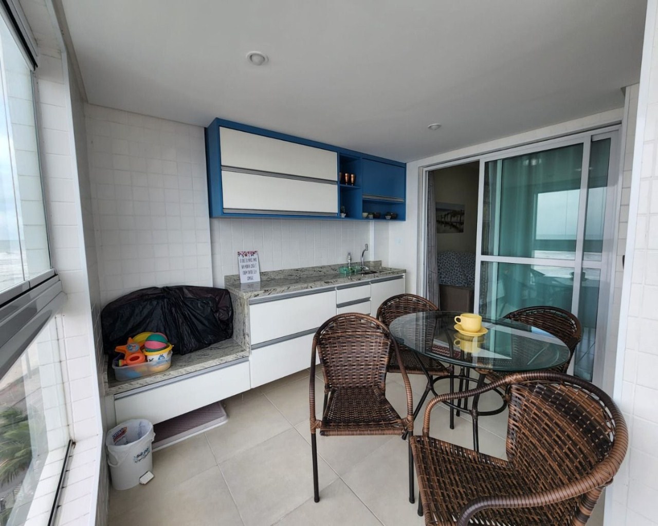 Apartamento 2 dormitórios (1 suíte) em frente ao mar, varanda gourmet envidraçada, móveis planejados, vila atlântica, região central - mongaguá/sp