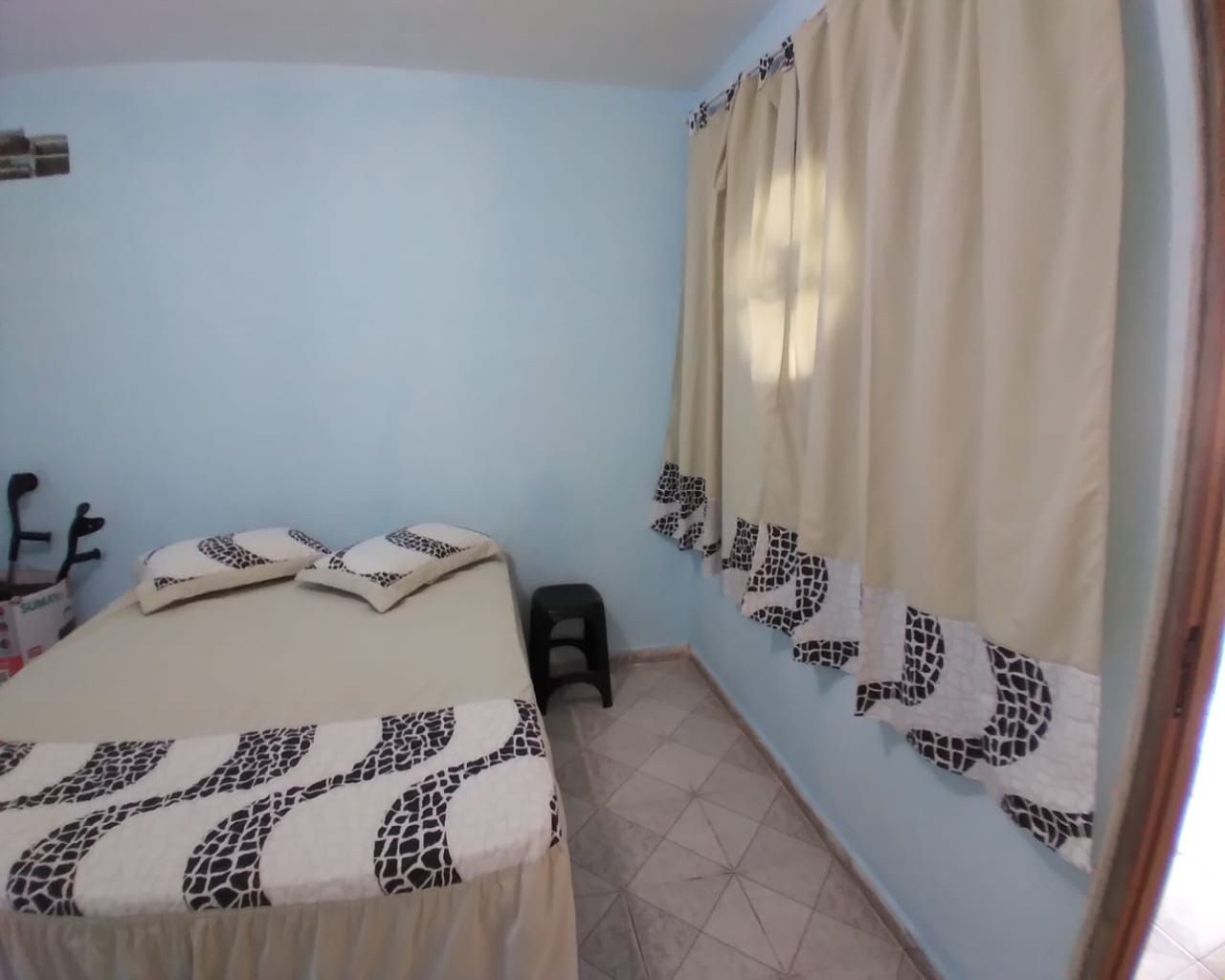 Casa térrea 3 dormitórios lado pista, lote inteiro, piscina,