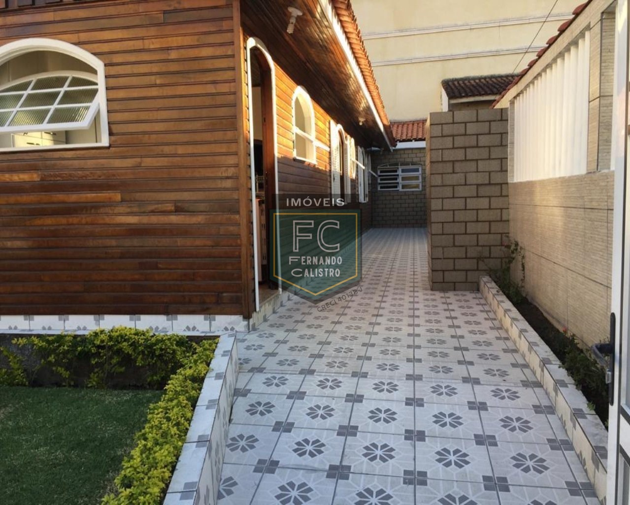 Casa térrea isolada 3 dormitórios (1 suíte) + edícula, área gourmet, 252m2, 4 vagas, local nobre e valorizado, 80 mts da praia, centro, mongaguá/sp