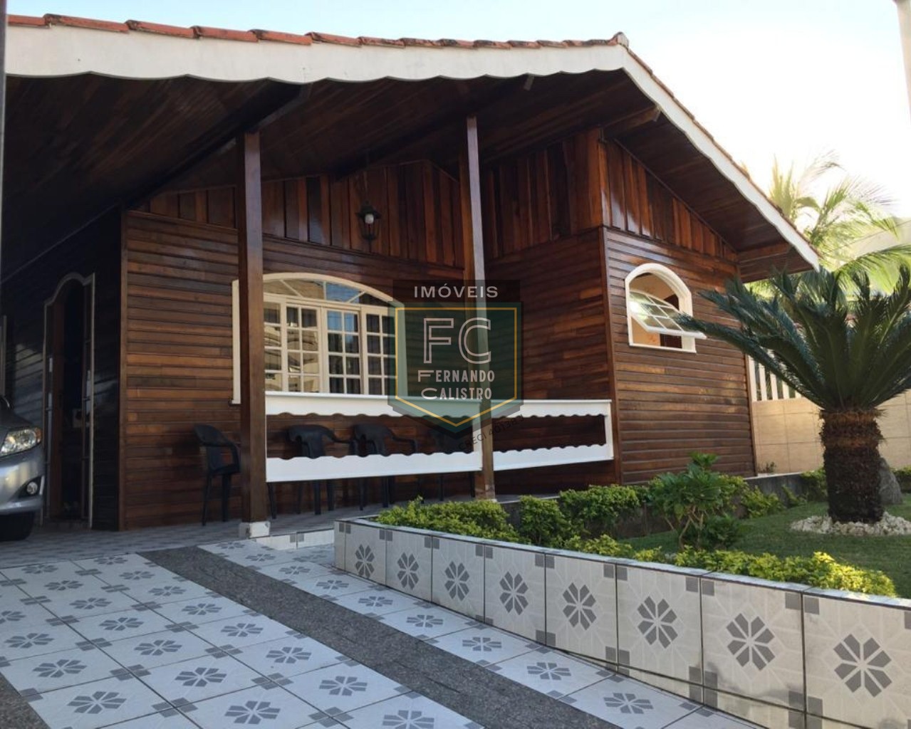 Casa térrea isolada 3 dormitórios (1 suíte) + edícula, área gourmet, 252m2, 4 vagas, local nobre e valorizado, 80 mts da praia, centro, mongaguá/sp
