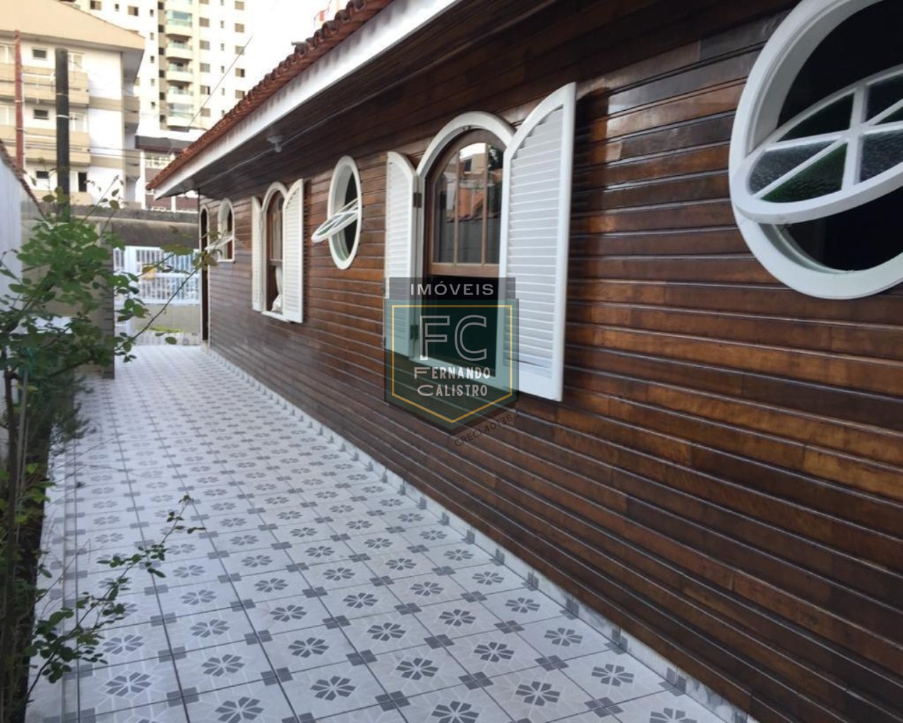 Casa térrea isolada 3 dormitórios (1 suíte) + edícula, área gourmet, 252m2, 4 vagas, local nobre e valorizado, 80 mts da praia, centro, mongaguá/sp
