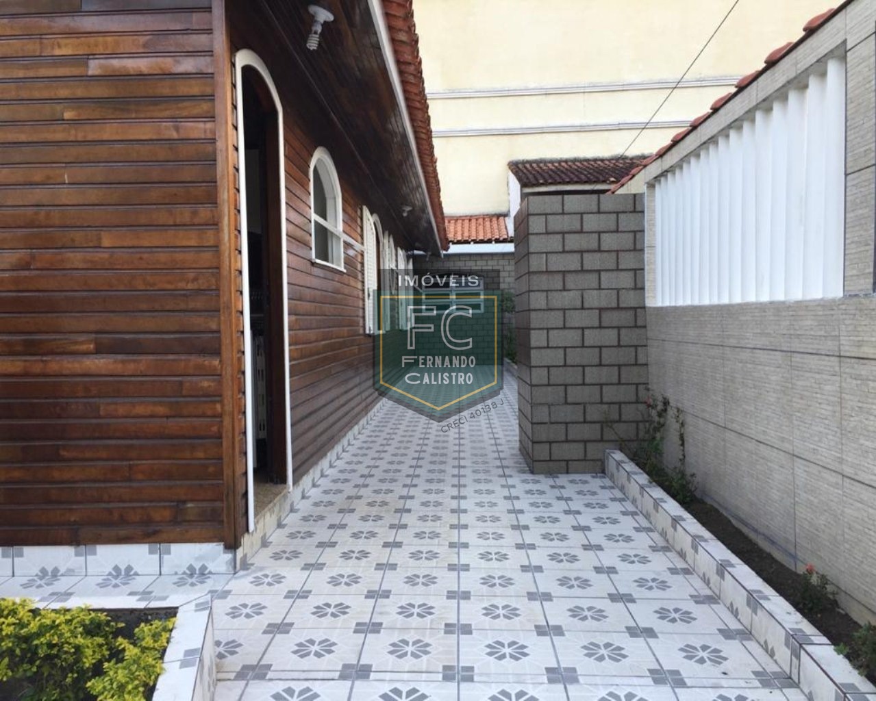 Casa térrea isolada 3 dormitórios (1 suíte) + edícula, área gourmet, 252m2, 4 vagas, local nobre e valorizado, 80 mts da praia, centro, mongaguá/sp