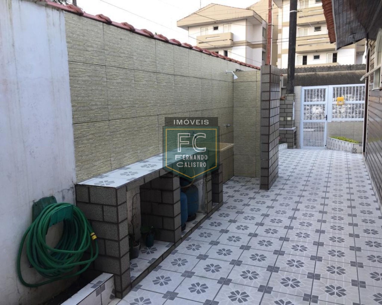 Casa térrea isolada 3 dormitórios (1 suíte) + edícula, área gourmet, 252m2, 4 vagas, local nobre e valorizado, 80 mts da praia, centro, mongaguá/sp