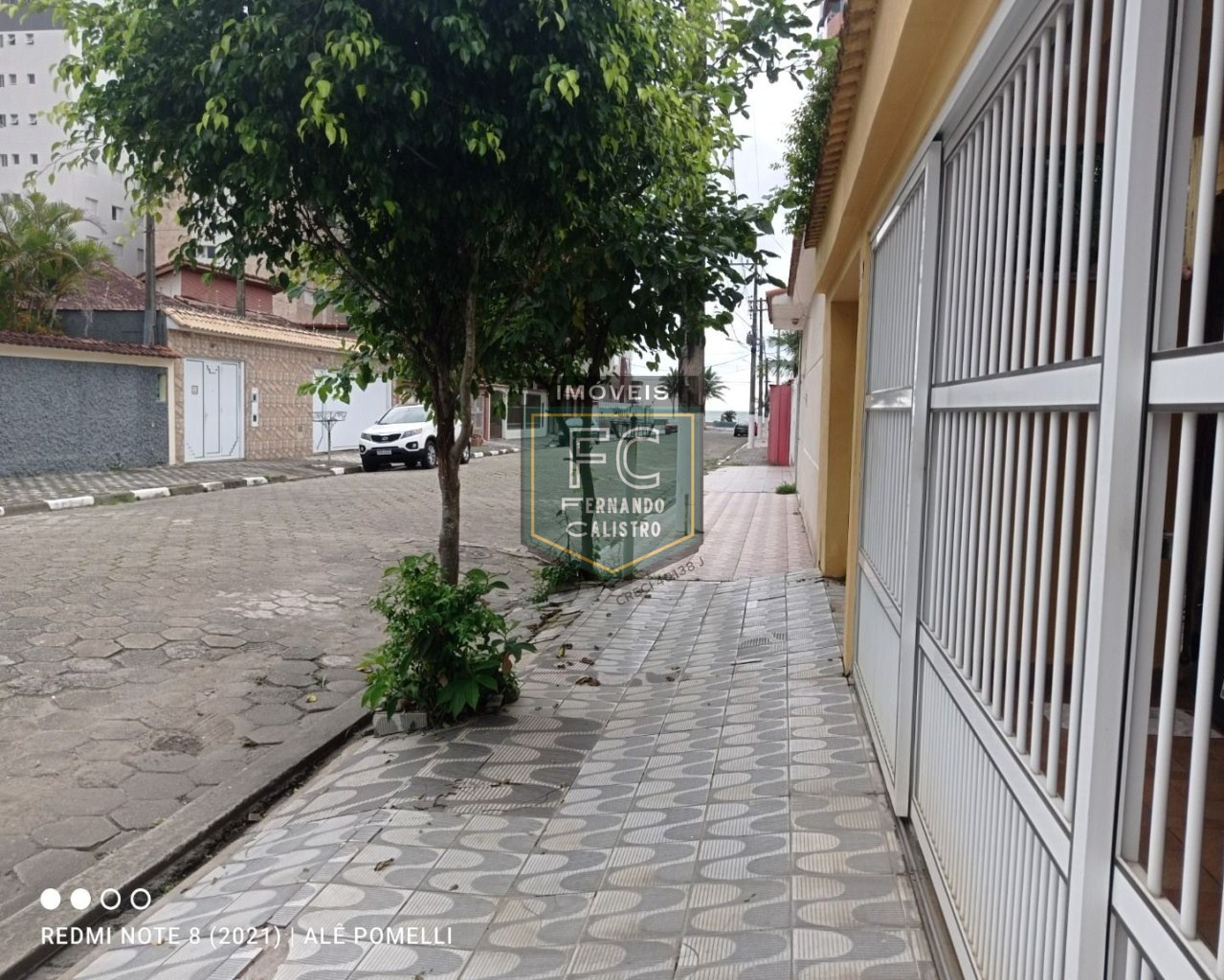 2 casas isoladas e separadas por muro, c/ 2 dormitórios cada em 1 lote inteiro, a 50 mts da praia, em local nobre e central, jd. Marina - mongaguá/sp