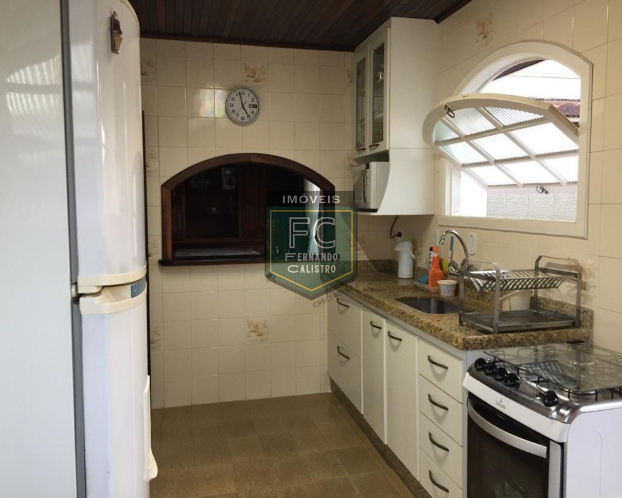 Casa térrea isolada 3 dormitórios (1 suíte) + edícula, área gourmet, 252m2, 4 vagas, local nobre e valorizado, 80 mts da praia, centro, mongaguá/sp