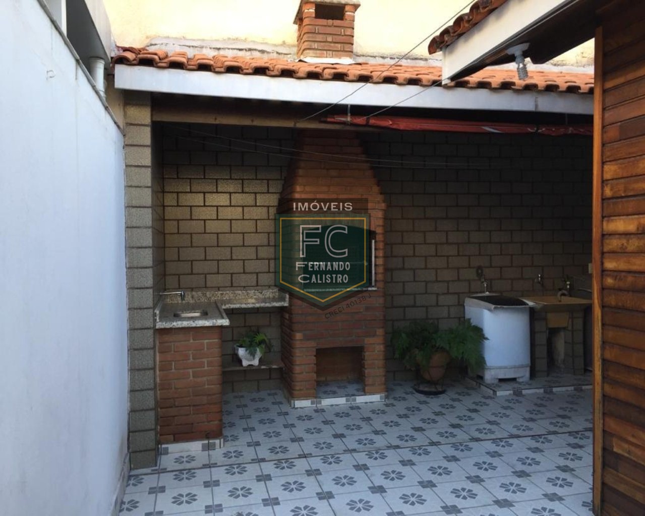 Casa térrea isolada 3 dormitórios (1 suíte) + edícula, área gourmet, 252m2, 4 vagas, local nobre e valorizado, 80 mts da praia, centro, mongaguá/sp