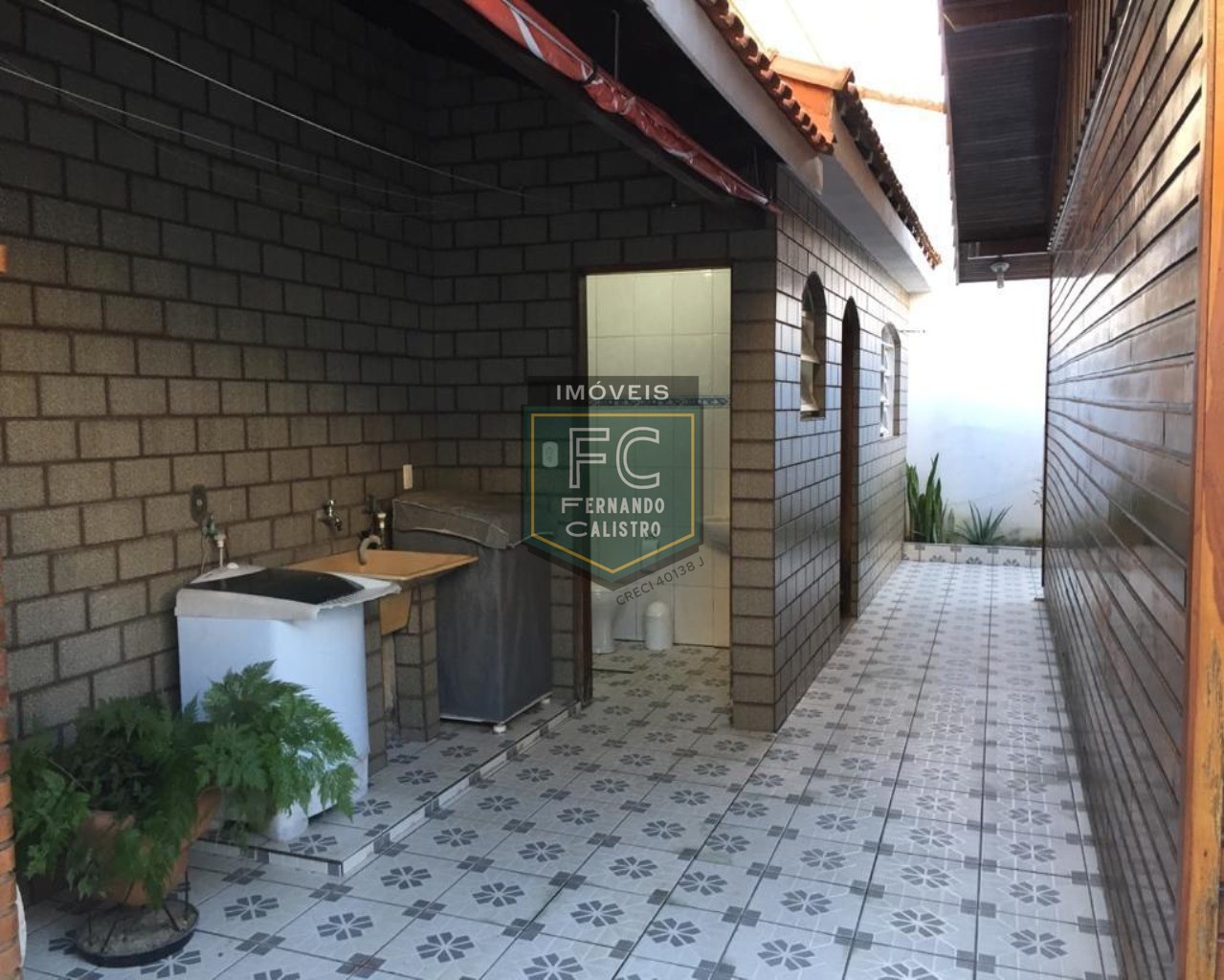 Casa térrea isolada 3 dormitórios (1 suíte) + edícula, área gourmet, 252m2, 4 vagas, local nobre e valorizado, 80 mts da praia, centro, mongaguá/sp