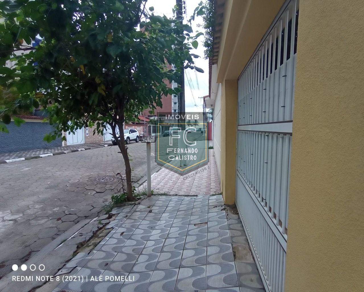 2 casas isoladas e separadas por muro, c/ 2 dormitórios cada em 1 lote inteiro, a 50 mts da praia, em local nobre e central, jd. Marina - mongaguá/sp