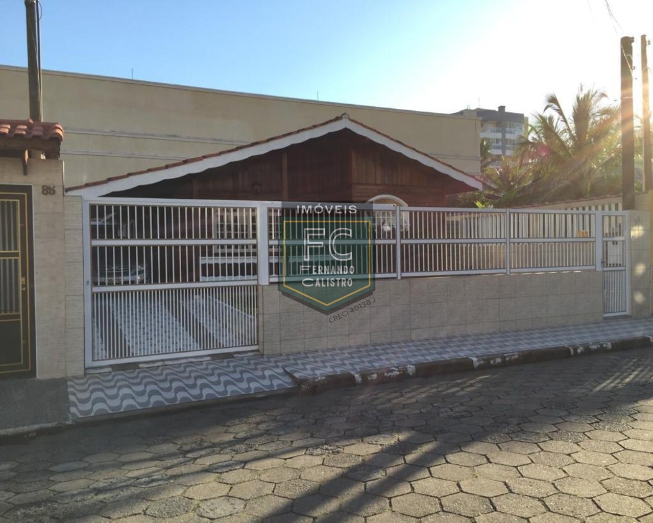 Casa térrea isolada 3 dormitórios (1 suíte) + edícula, área gourmet, 252m2, 4 vagas, local nobre e valorizado, 80 mts da praia, centro, mongaguá/sp
