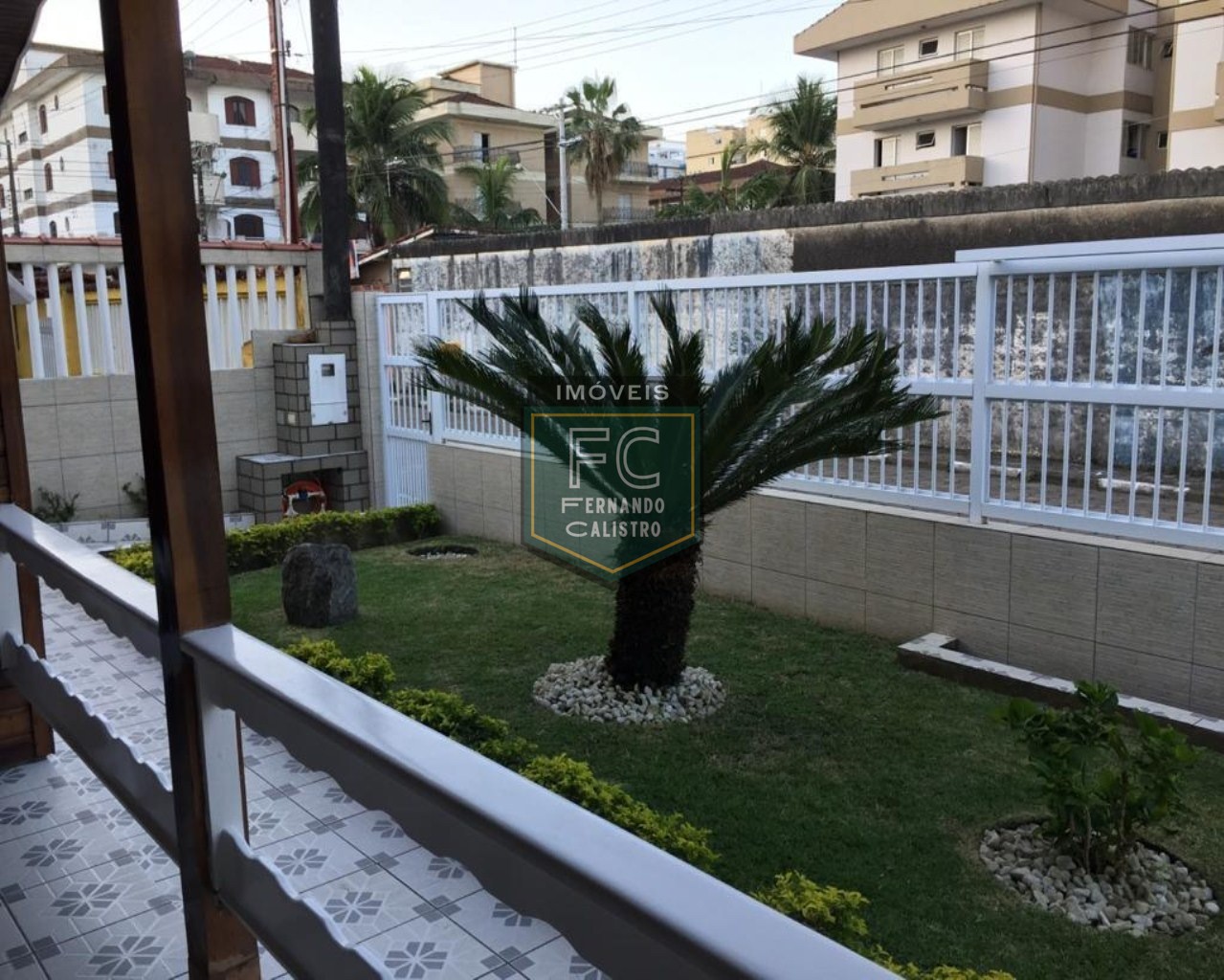 Casa térrea isolada 3 dormitórios (1 suíte) + edícula, área gourmet, 252m2, 4 vagas, local nobre e valorizado, 80 mts da praia, centro, mongaguá/sp