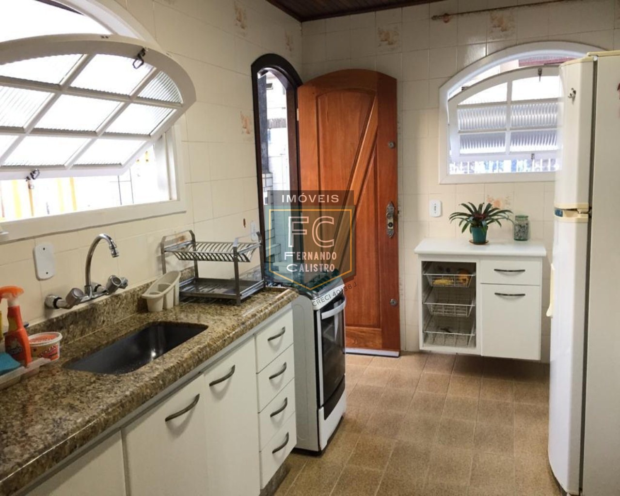 Casa térrea isolada 3 dormitórios (1 suíte) + edícula, área gourmet, 252m2, 4 vagas, local nobre e valorizado, 80 mts da praia, centro, mongaguá/sp